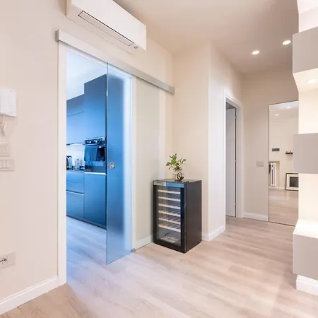 Guesthost - Modern Balcony!