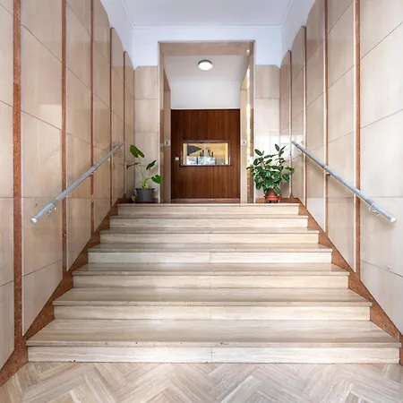 Apartamento Guesthost - Modern Balcony! Parma
